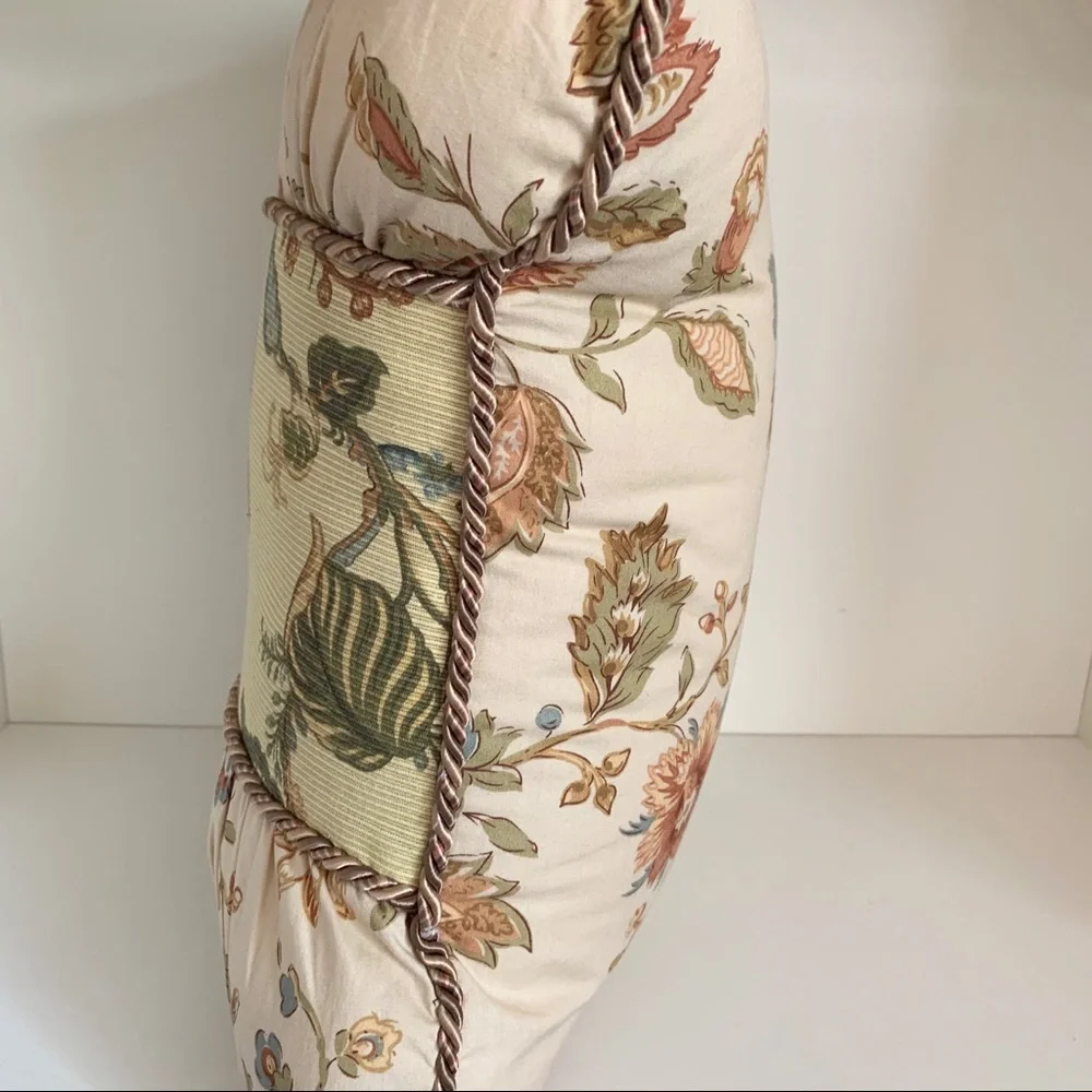 Floral cushion rope trim